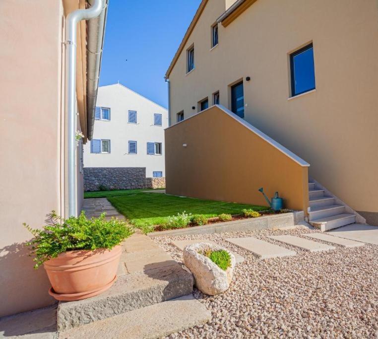 Apartment Leni Cres Exterior photo